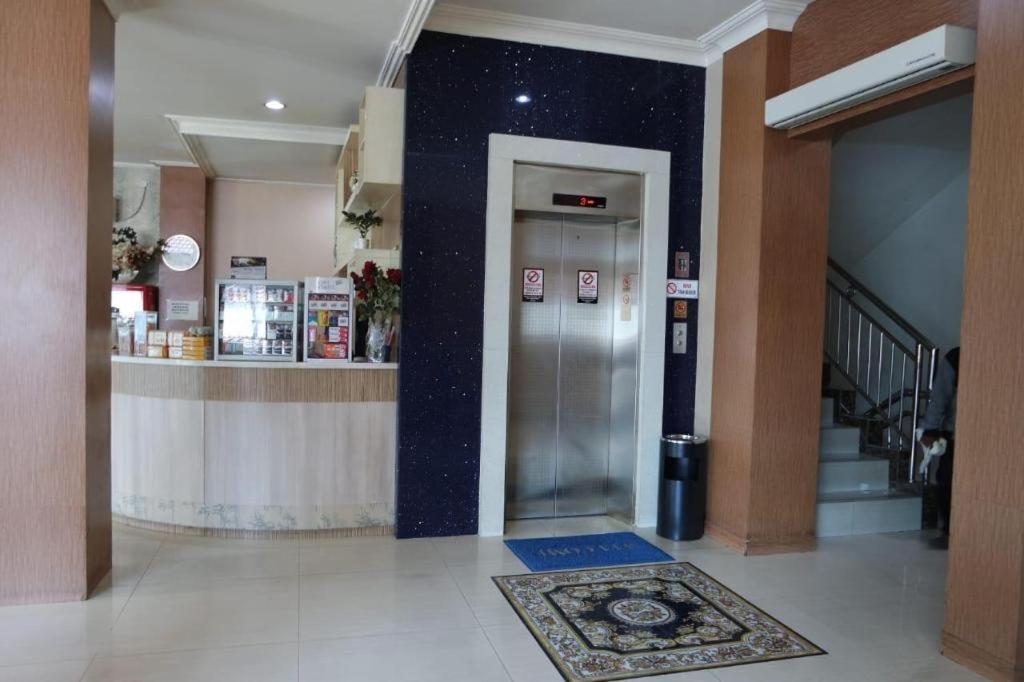 Hotel Sulawesi Gorontalo Surabaya Buitenkant foto